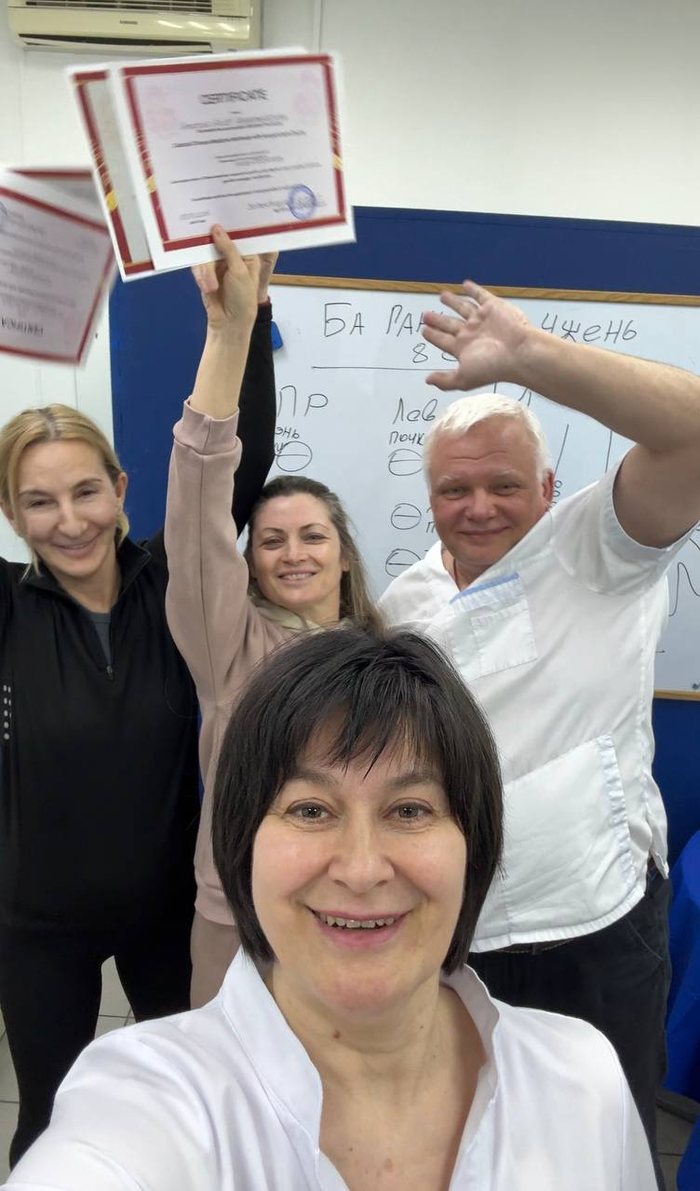 Группа выпускников радуется сертификатам